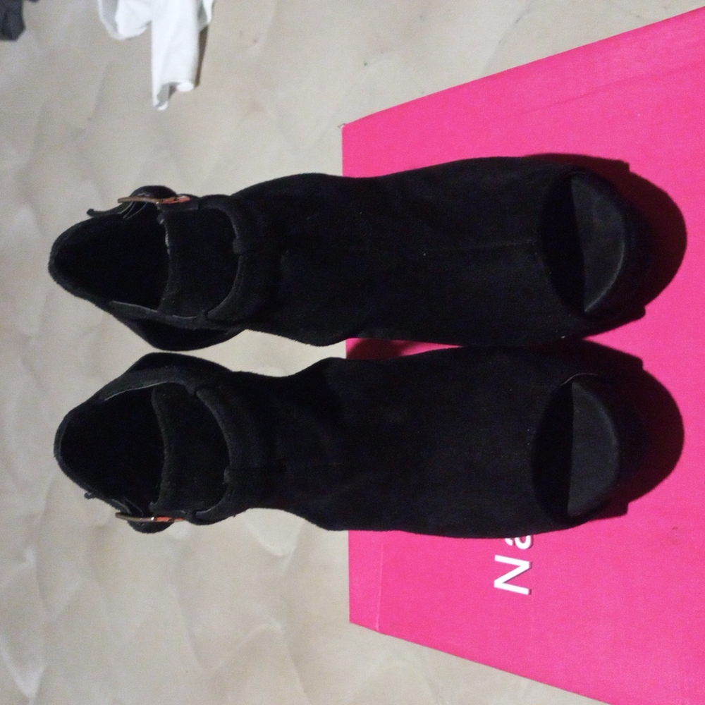 Shoes. - Picture 3 of 10